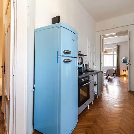 Designer Two Bedroom דירה *